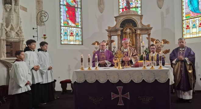​Biskup Mrzljak u Župi Nedelišće predslavio misu na kojoj su predstavljeni kandidati za sakrament Svete Potvrde